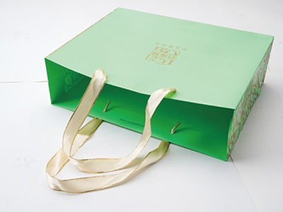 Cabeteadora de asas de bolsas de cuerda