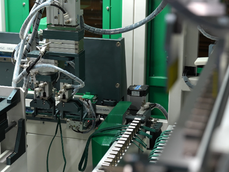 Máquina automática para cortar y recoger cuerda